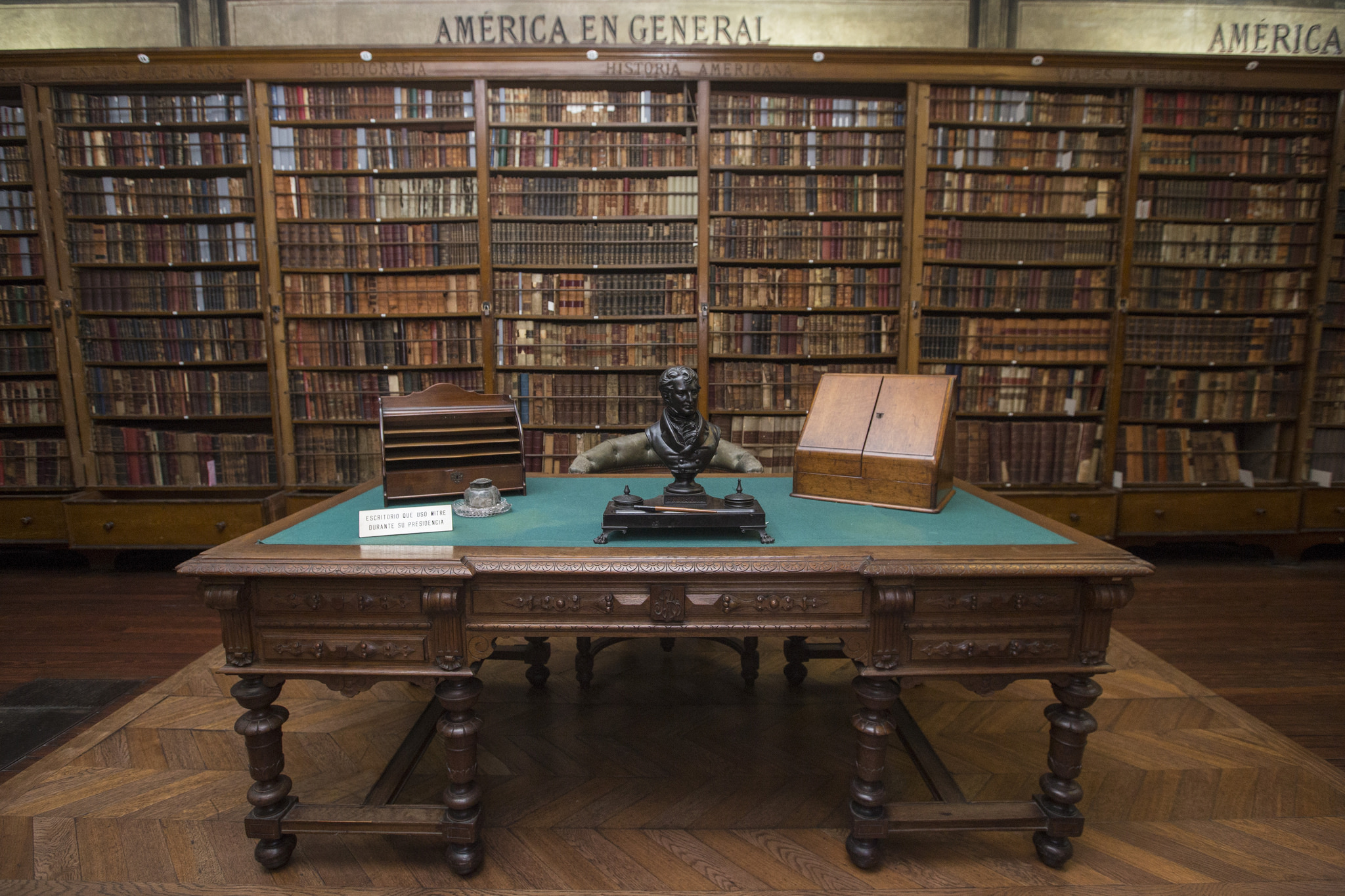 Biblioteca Americana. Organizada en 1883 por Bartolomé Mitre, es uno de los conjuntos más valiosos con que cuenta el museo. En el centro del salón se encuentra el escritorio que Mitre usó durante su presidencia y sobre el cual fueron velados sus restos.