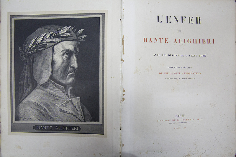 El Infierno en idioma francés publicado en 1861 con texto original en italiano y su traducción en francés. Obsequio de Mariano Balcarce a Mitre en 1868.